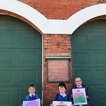 06 Vlc Yr 2 Students Declan Jeynes Hamish Kotzur And Olivia Mc Kie With Their Paintings Of The Cfa Beechworth Building