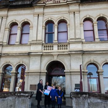 02 Vlc Daisy Morris And Logan Musgrave Out Front Of The Old Shire Hall Beechworth Visitor Centre With Xxxxx And Penny Mac Gregor