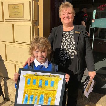 03 Vlc Yr 2 Nicholas Jarvis Gives His Painting Of Beechworth Gold The Old Bank Of Victoria To Debbie