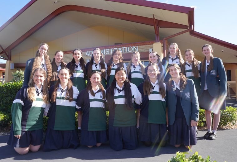 Pinytail - group of students in front of College