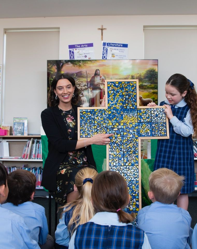 Primary school students in religion class.