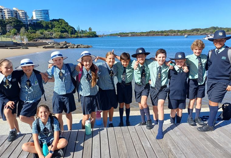 Group of Yr 6 students on an excursion