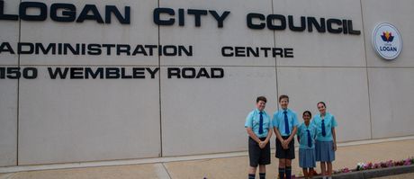 Yr 7 visit logan council 5991