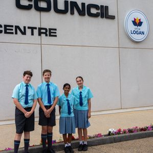 Yr 7 visit logan council 5992