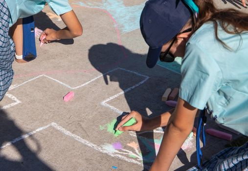 Yr 7 chalk path art 4744