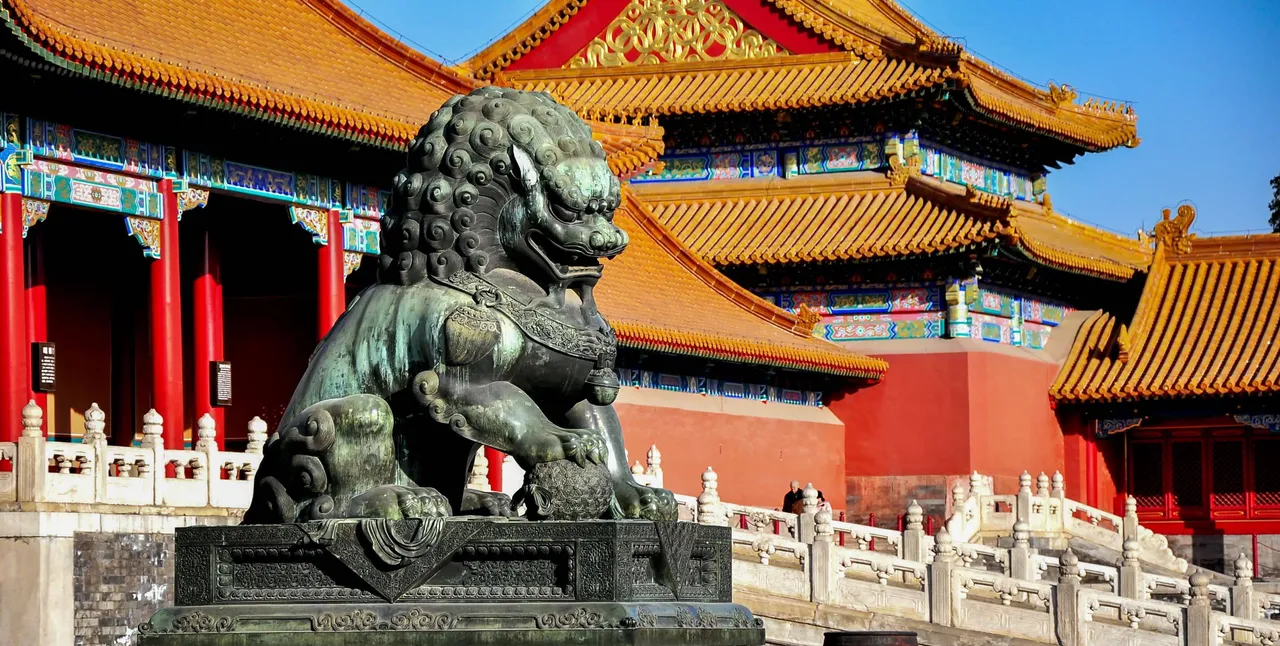 Chinese temple with a traditional guardian lion statue, showcasing cultural experiences included in Overnewton’s student trip to China.