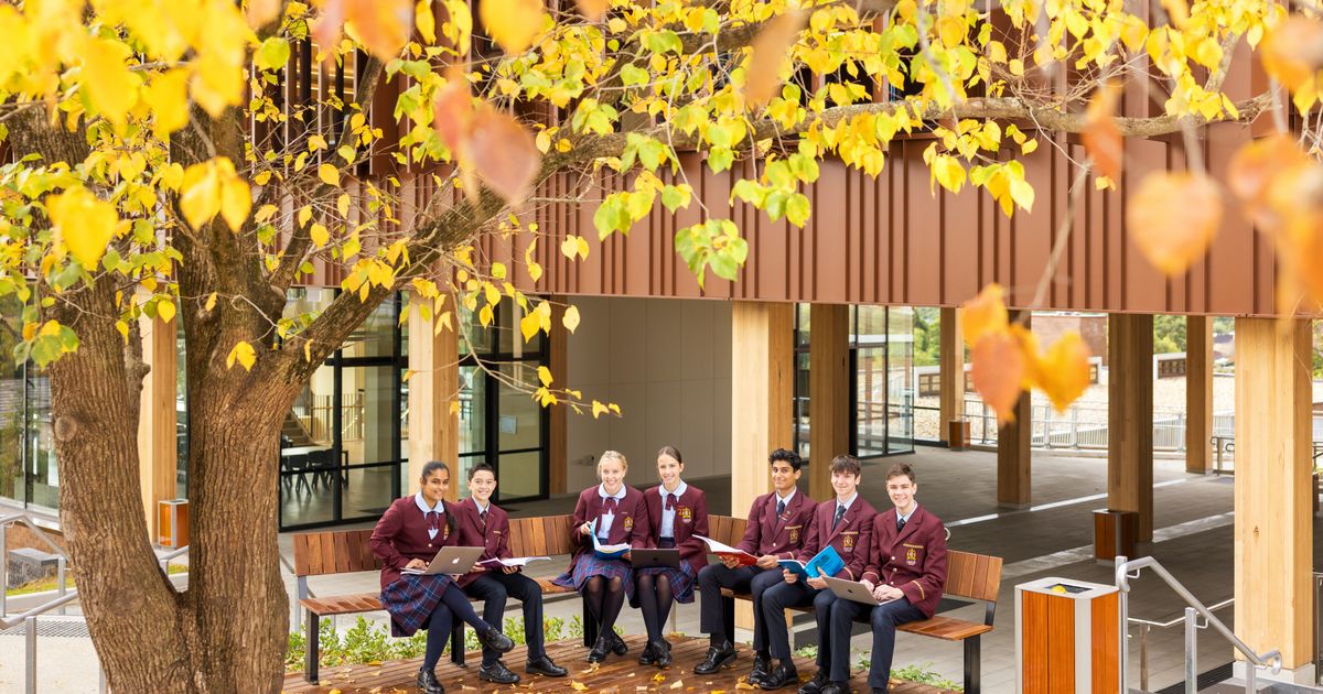 Oakhill College logo
