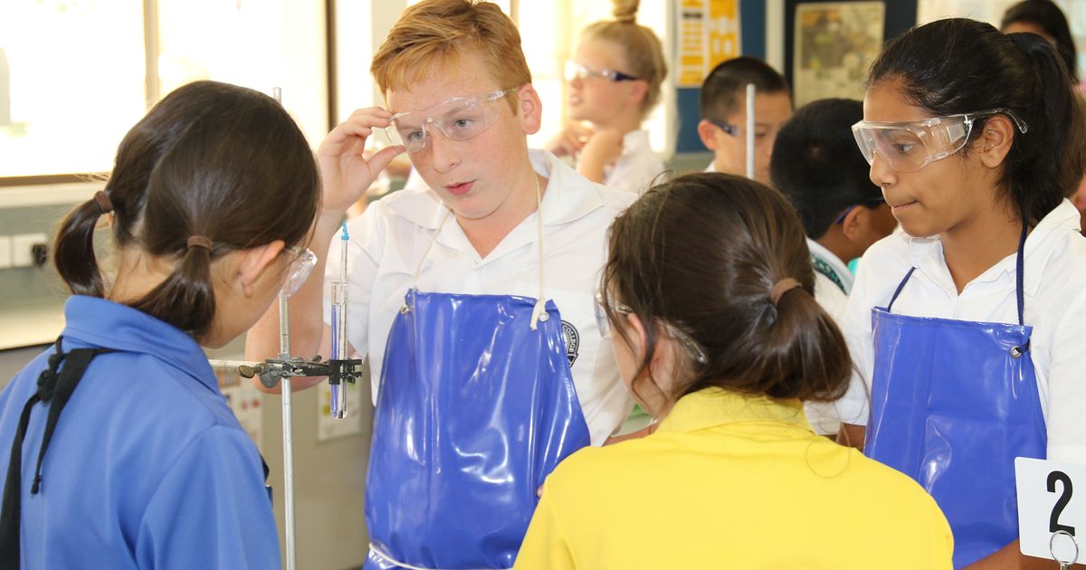 Year 5s and 7s Collaborate in the Science Laboratory | Somerset College